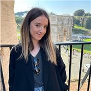 Una persona entusiasta con un fuerte compromiso con el desarrollo de los alumnos y la experiencia de enseñanza-aprendizaje.